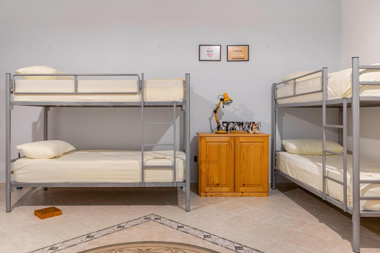 Hostel Nena Semi ติรานา ภายนอก รูปภาพ