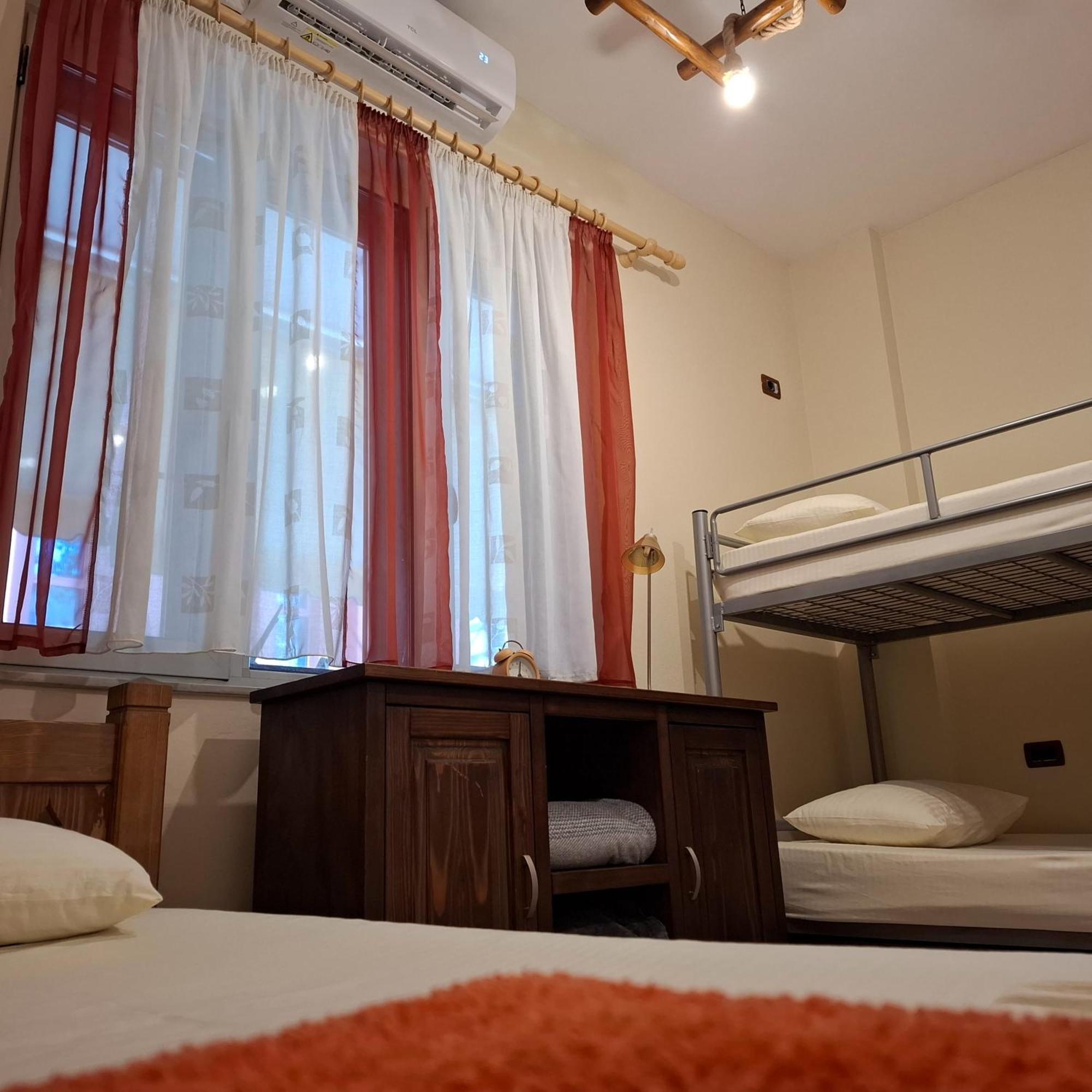 Hostel Nena Semi ติรานา ภายนอก รูปภาพ